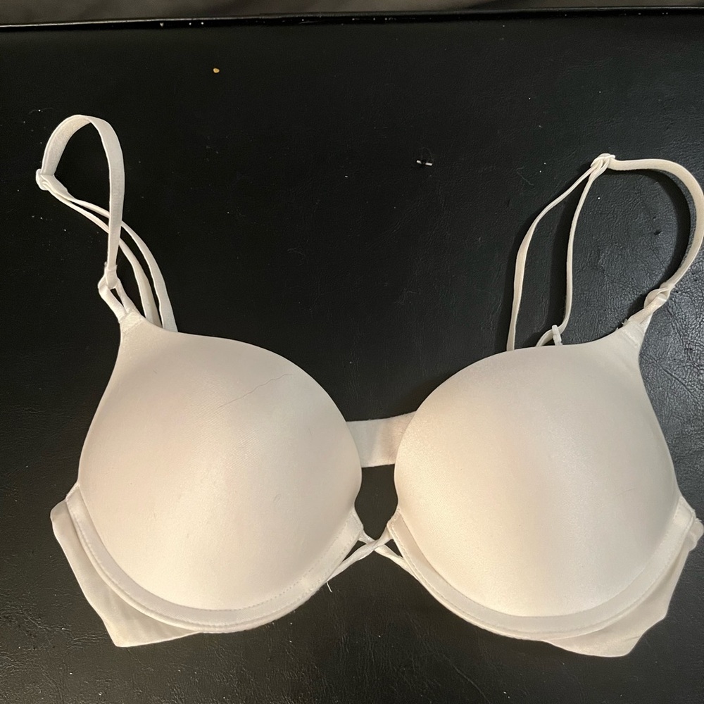 Never worn white Victoria's Secret 32b bombshell plunge bra